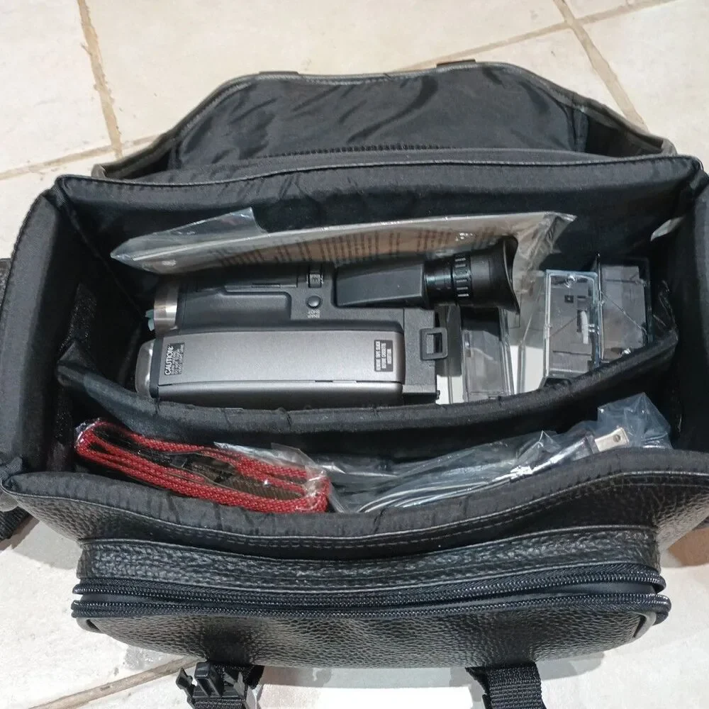 JVC GR-AX800 Compact VHS Video Camcorder With Case 3 Tapes Remote Battery Etc
